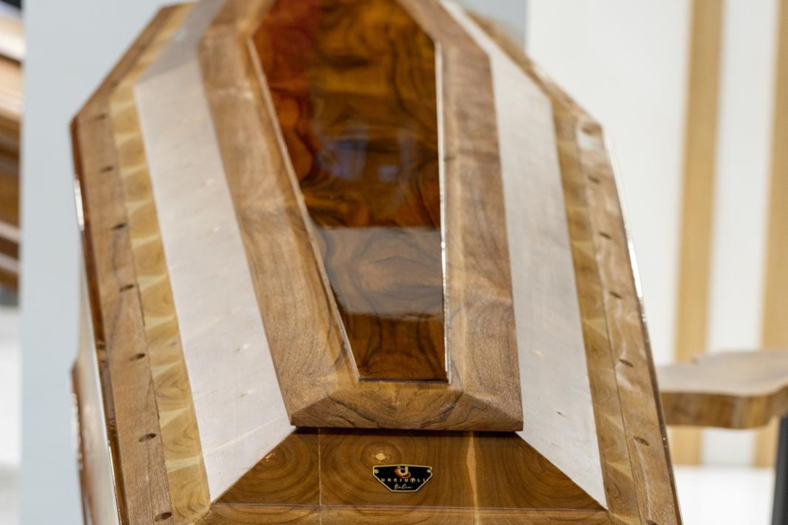 Produzione artigianale dei Cofani Funebri Urciuoli Global