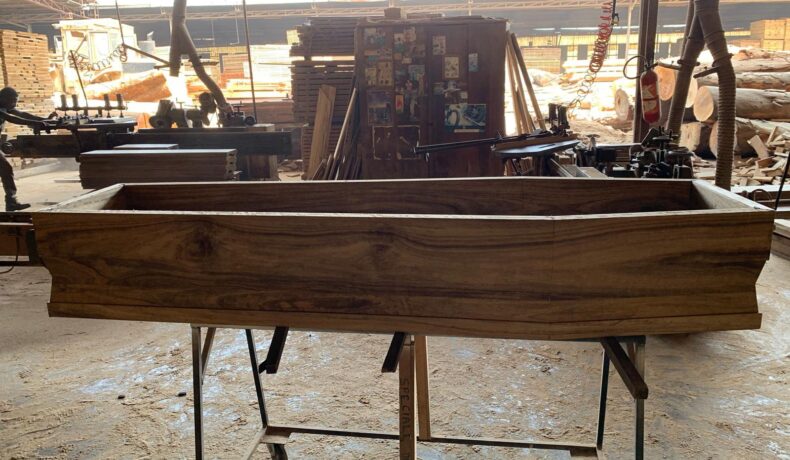 cofani funebri in noce daniela